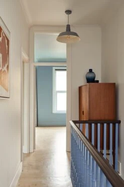 Maugham White™ No.2 12 Maugham White™ No.2 -Mylands Store MaughamWhite No.2 Walls Boathouse No.33 Spindles DoorW MGloss LondonBrown No.287 Bannister LongAcre No.102 FarWalls EarthStain Chalk Floorboards Mylands Hallway Portrait 2 Small